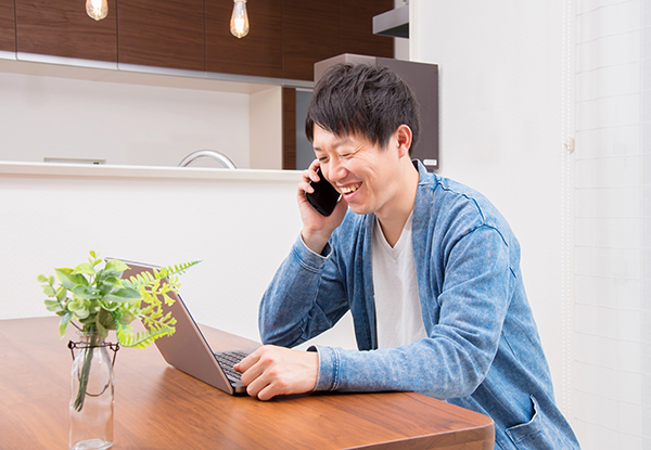 電話をかける男の人