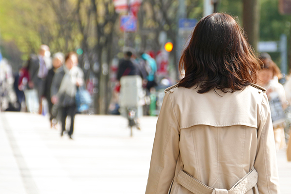 歩く女性