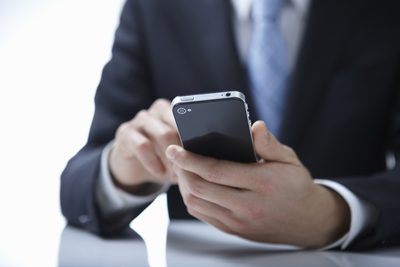 電話をかける男の人