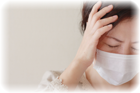 こめかみに手を当てる女性
