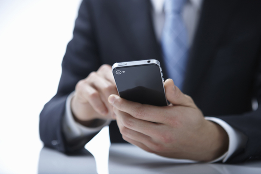 電話をかける男の人